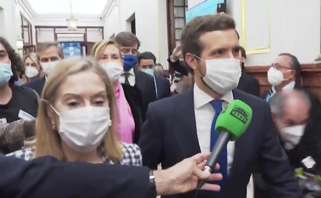 Pablo Casado, rodeado por varios diputados del PP. 